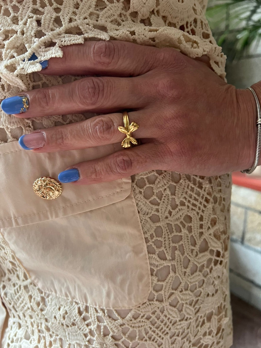 ANELLO FIOCCO MARTELLATO