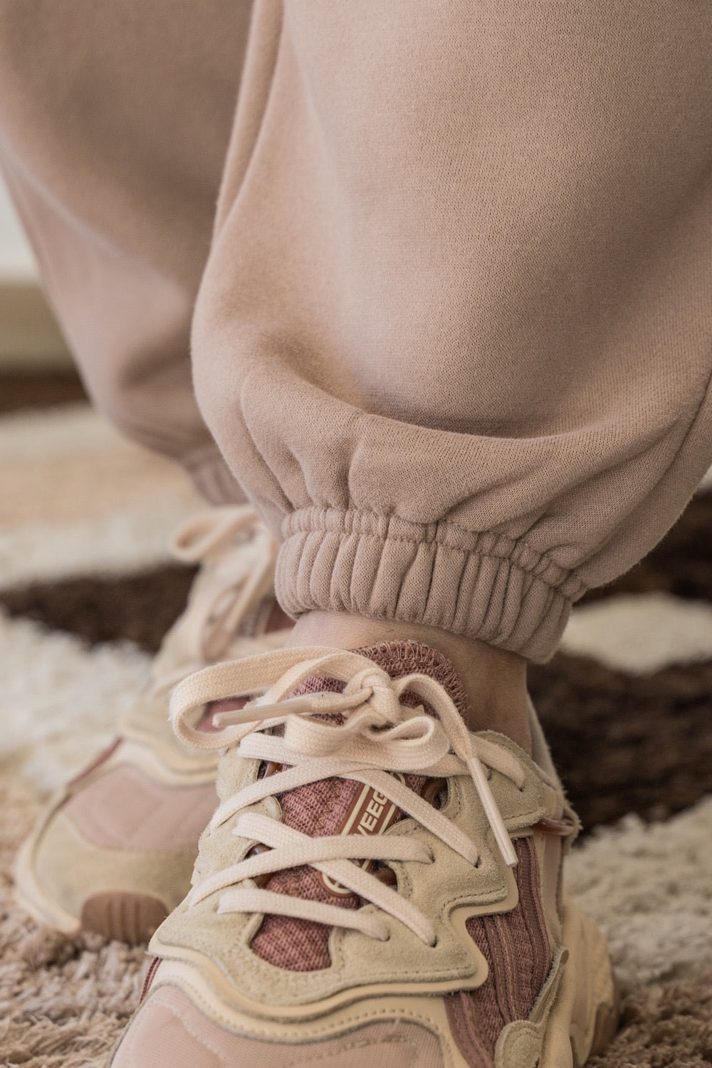 TUTA CALIFORNIA CON ZIP COLORE MOCHA MOUSSE