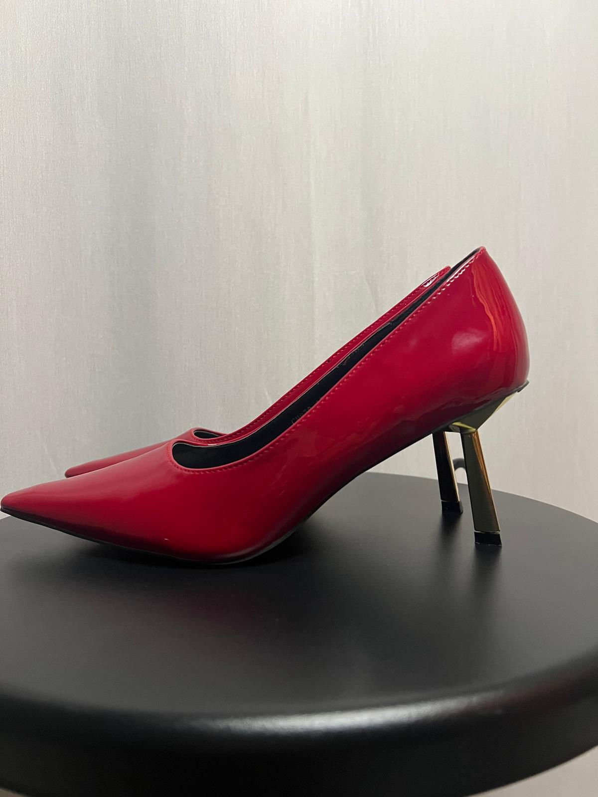 DéCOLLETé IN VERNICECON TACCO ORO