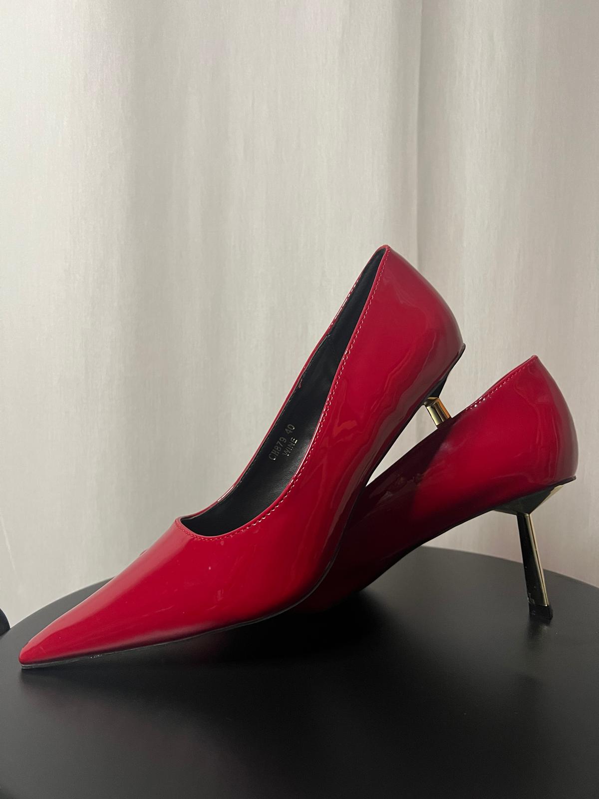 DéCOLLETé IN VERNICECON TACCO ORO